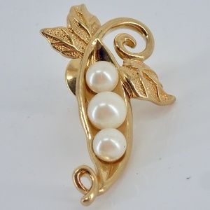 Vintage Textured Gold Tone Faux Pearl Peas In A Pod Fashion Lapel Pin 1.60 Inch